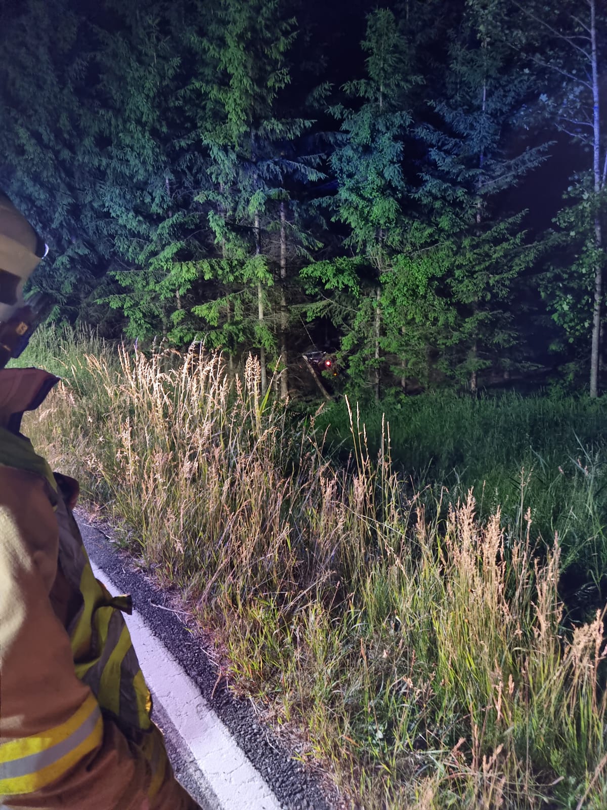 Fahrzeugbergung nach Unfall auf L 239 im Wald oberhalb Schlößl