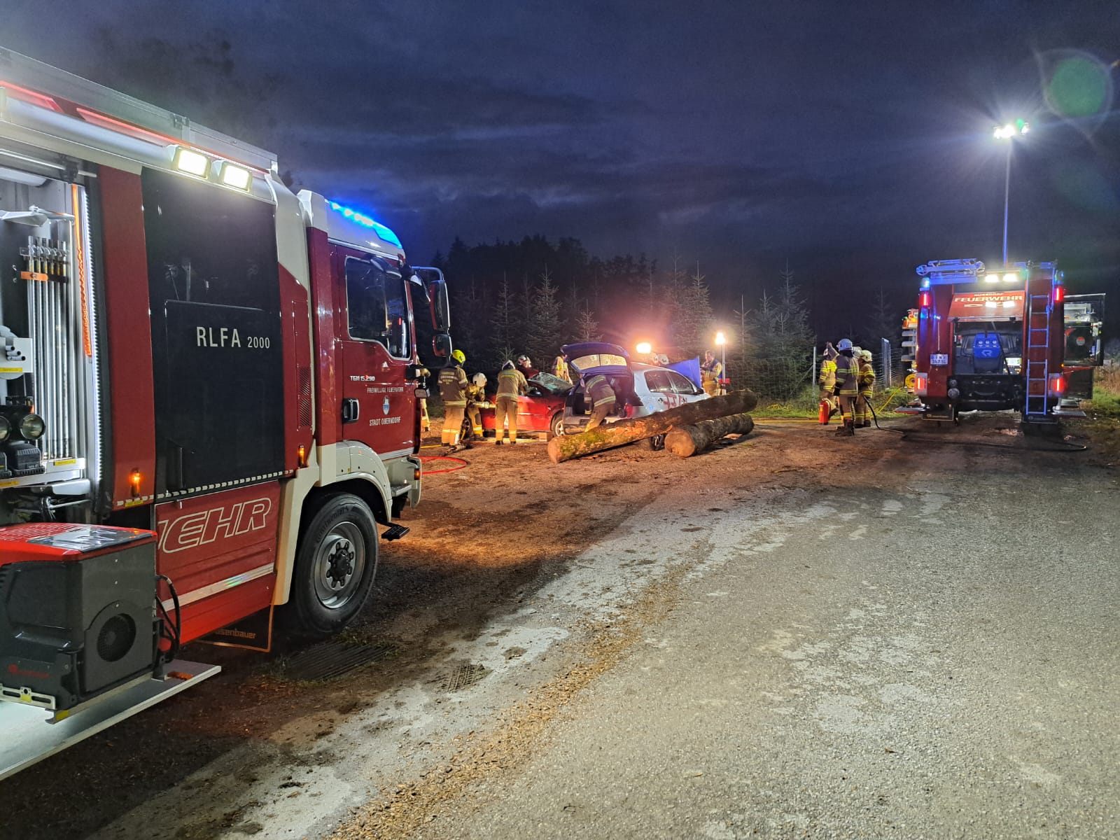 Gemeinsame Übung mit Rettungshydraulik mit FF Oberndorf in Weitwörth Nähe Stock-Car-Rennbahn