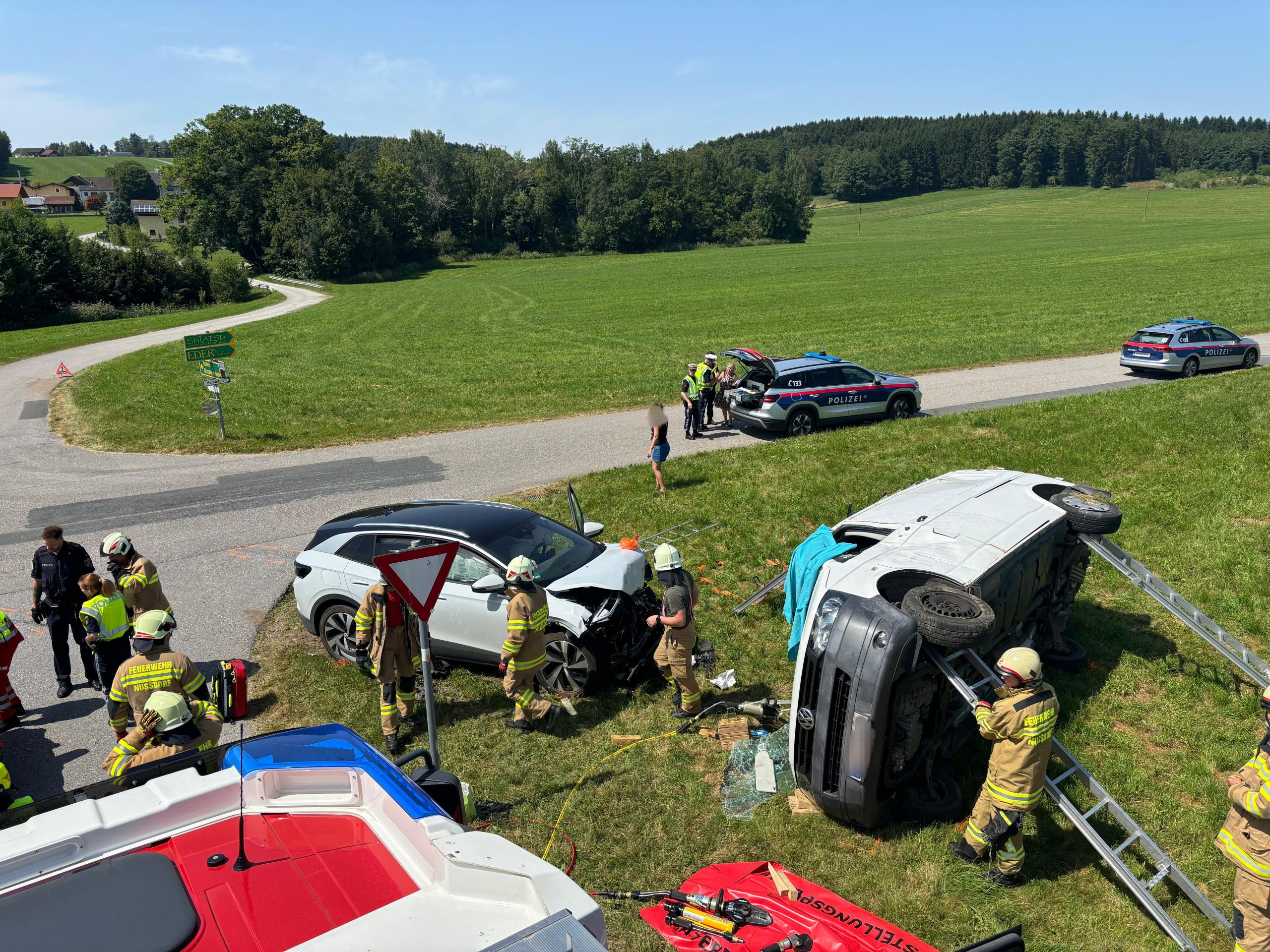 Verkehrsunfall mit eingeklemmter Person