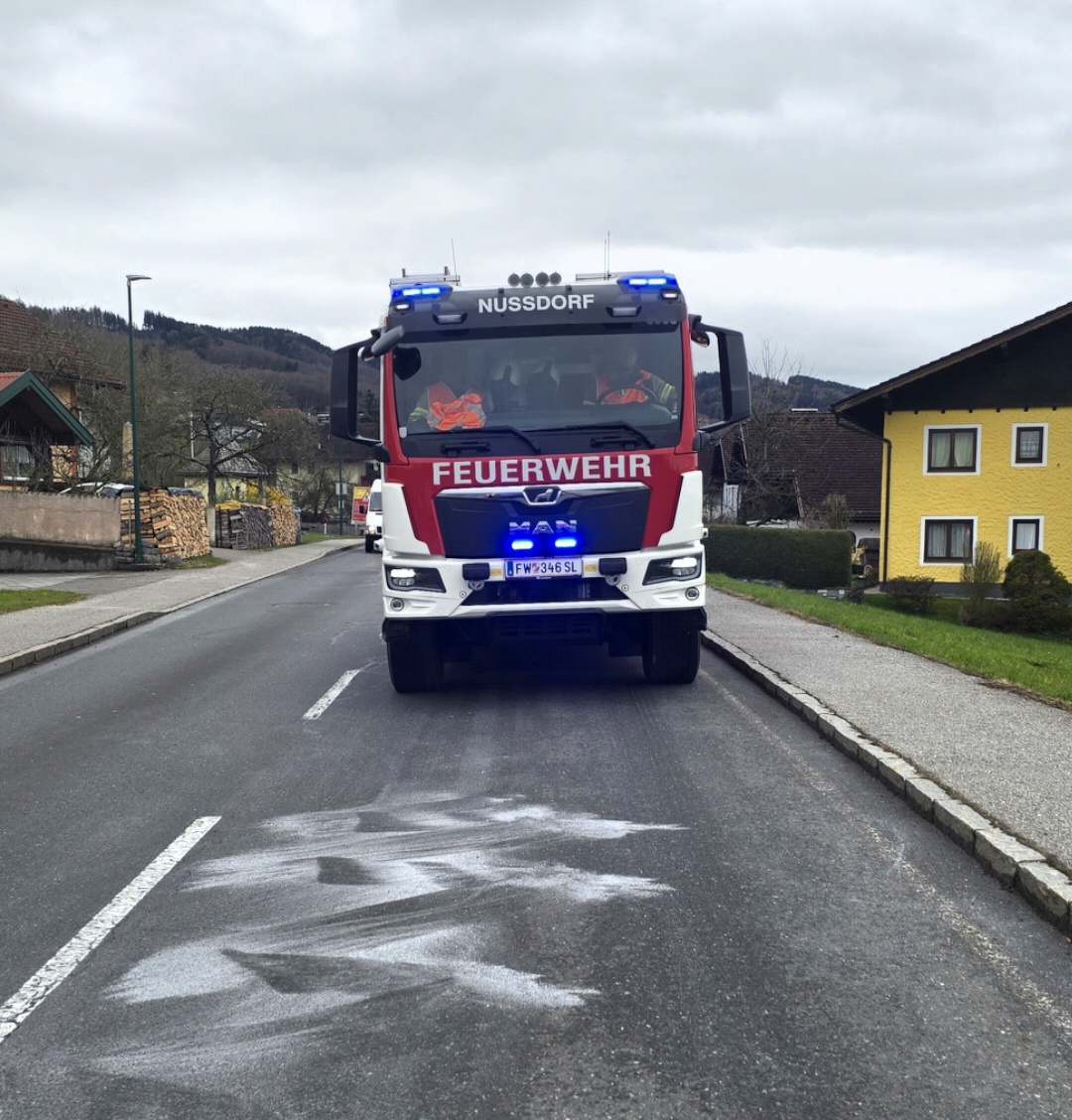 Ölspur im Ortsgebiet von Nußdorf