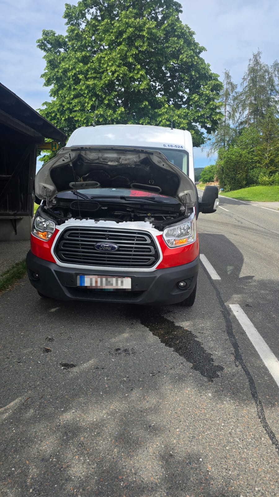 Ölspur in Kroisbach bei Bushaltestelle